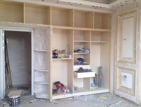 合肥裝修公司：請木工打柜子與定制衣柜哪個好？(圖1)